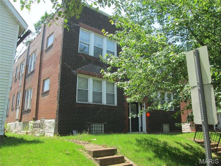 Property Photo: 4216 E Margaretta Avenue MO 63115