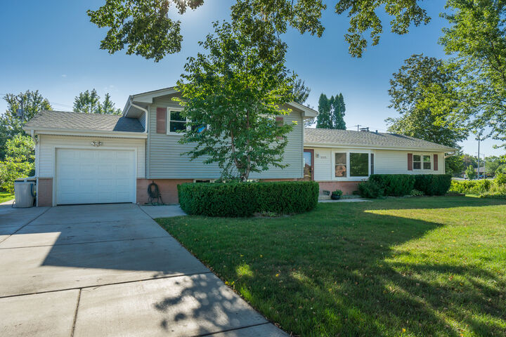 Property Photo: 1105 S Evergreen Avenue IL 60005