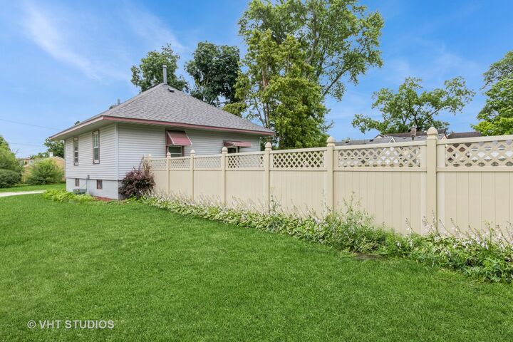 Property Photo: 500 Gertrude Street IL 60123