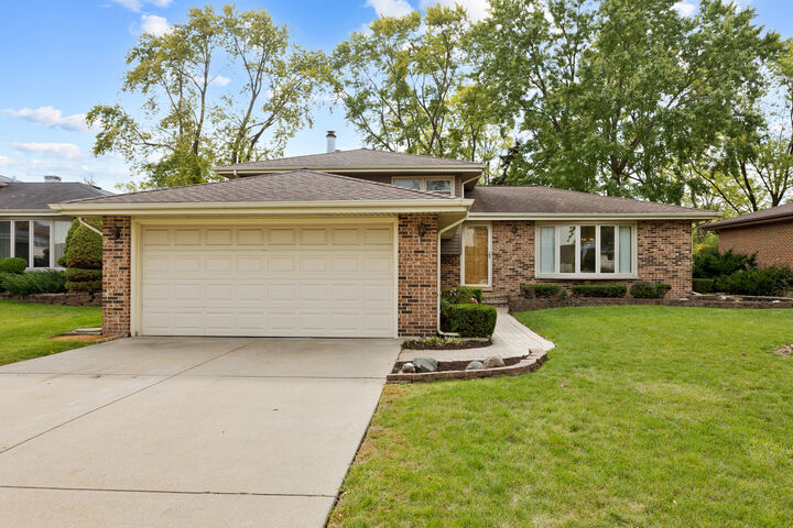 Property Photo: 1827 W Sherry Lane IL 60101