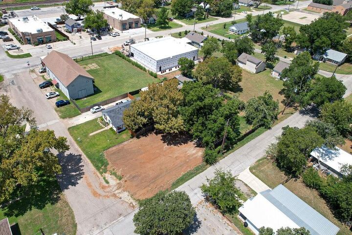 Property Photo:  107 E 10th Street  TX 76058 