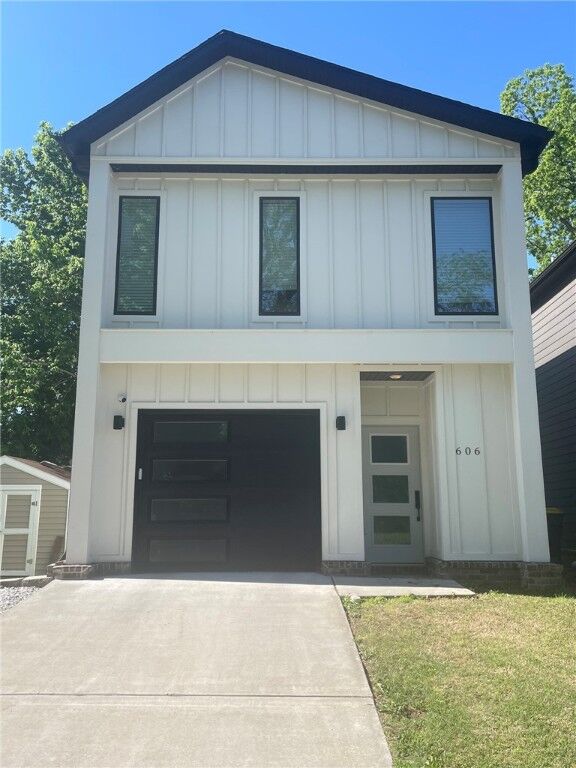 Property Photo:  606 W Maple Street  AR 72756 