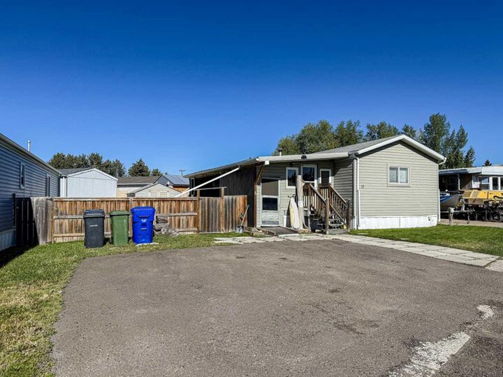 Property Photo:  5800 46 Street 13  AB T4H 1G7 