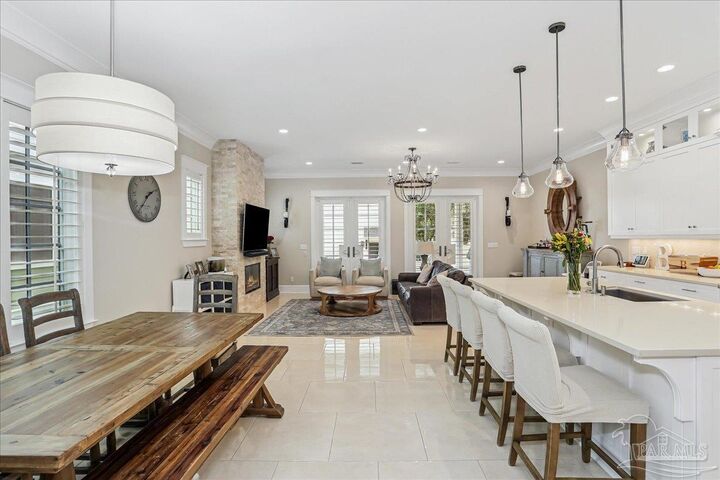 Property Photo: 577 Aragon St FL 32502