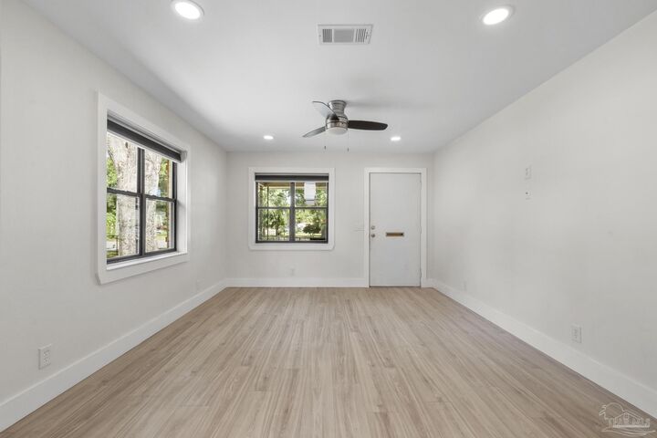 Property Photo: 913 W Hernandez St FL 32501