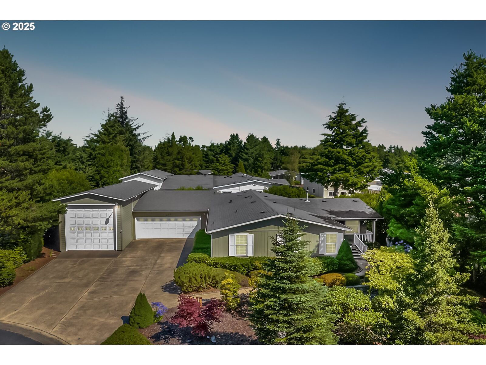 Property Photo:  409 Sherwood Loop  OR 97439 
