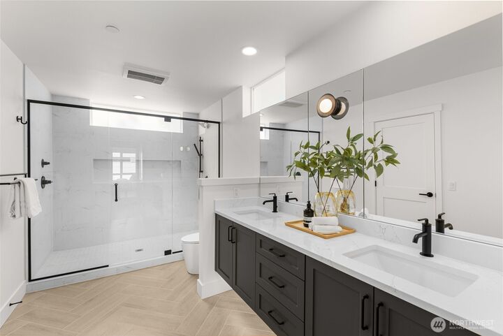 Property Photo: 1627 B 21st Avenue WA 98122