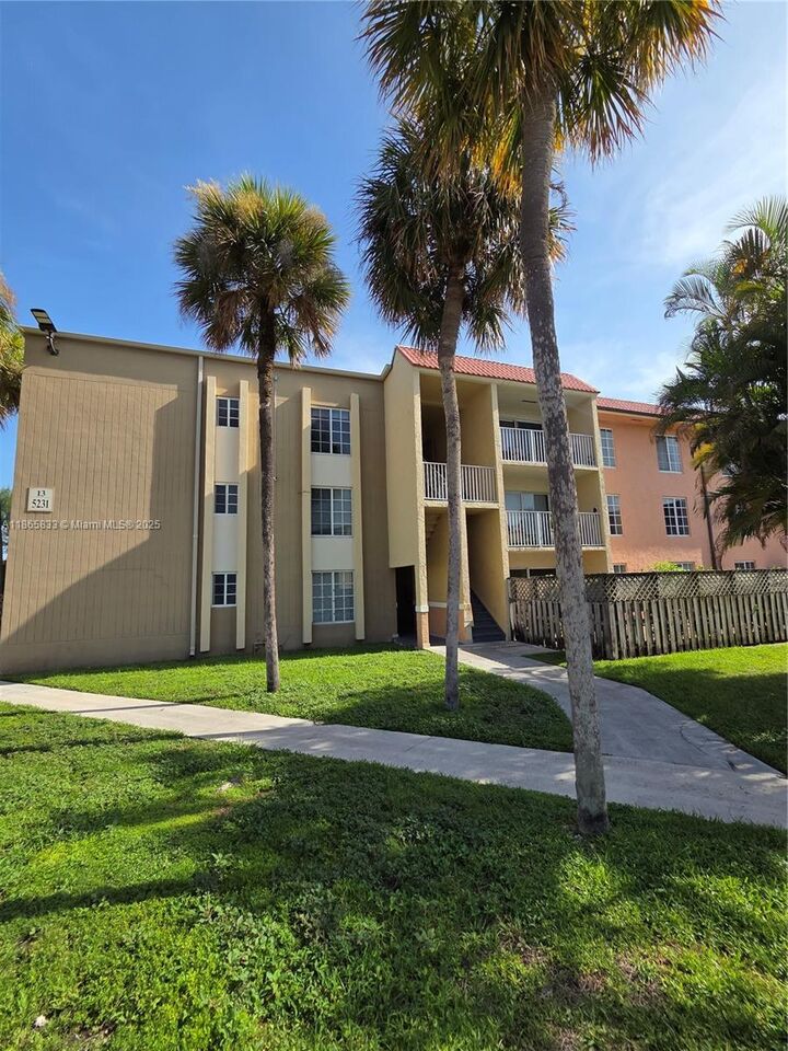 5231 Geneva Way  Doral FL 33166 photo