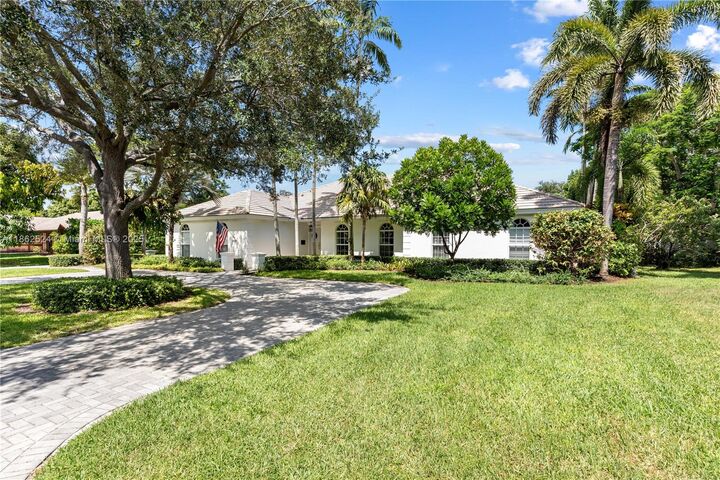 Property Photo: 16121 SW 83rd Ave FL 33157
