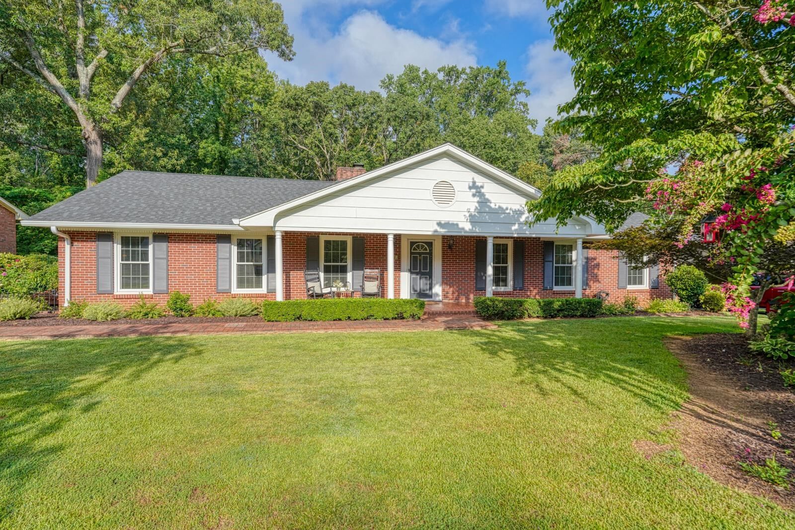 Property Photo: 302 Holly Drive SC 29301