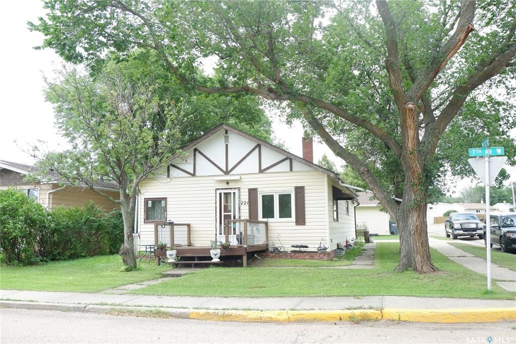 Property Photo:  221 7th Avenue W  SK S0H 0B0 