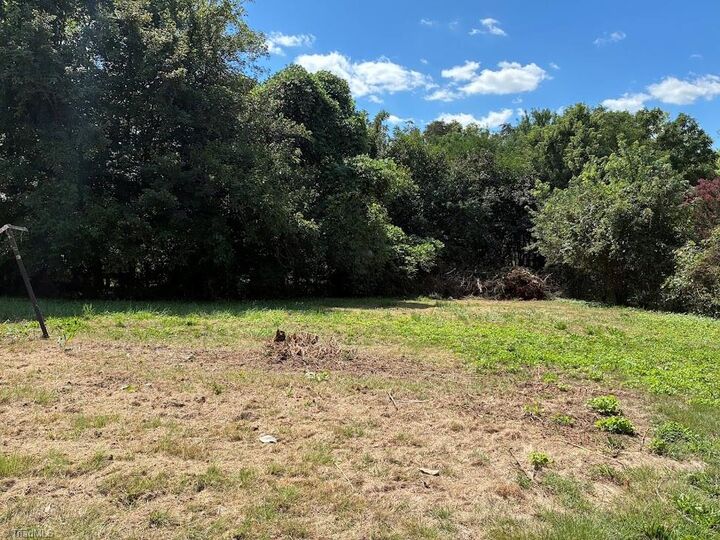 Property Photo: 138 Peacehaven Circle NC 27030
