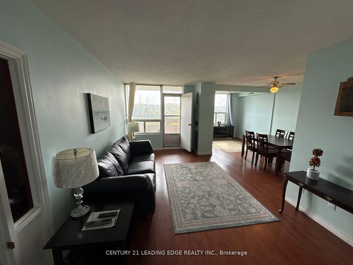 Property Photo: 20 Edgecliff Golfway 815 ON M3C 3A4