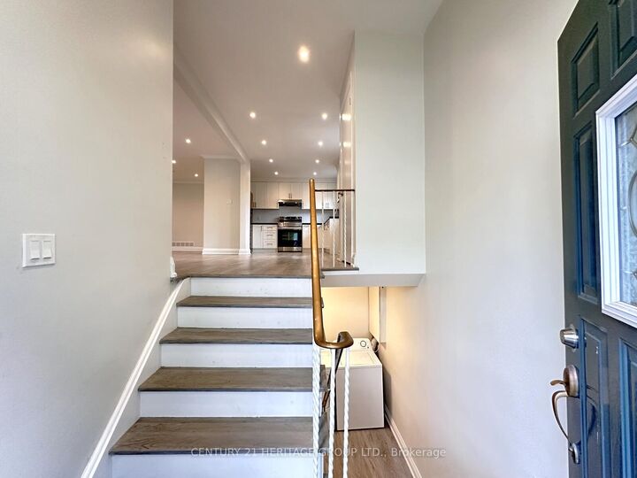 Property Photo:  88 Glendower Circuit Upper  ON M1T 2Z4 
