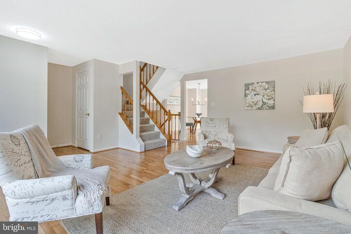Property Photo: 6481 Linleigh Way VA 22315