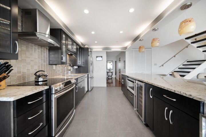 Property Photo:  1000 Urlin Avenue  OH 43212