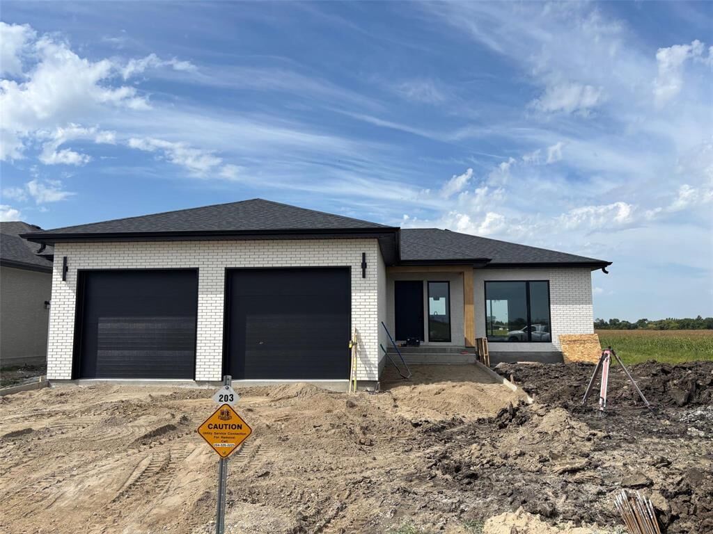 Property Photo:  203 Wyndham Estate Drive  MB R5G 2K6 