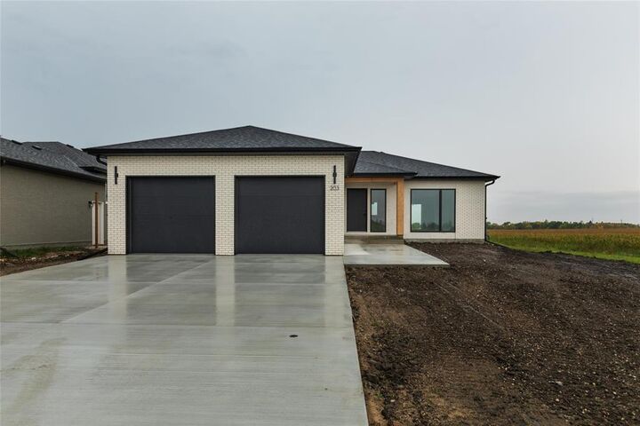 203 Wyndham Estate Drive  Steinbach MB R5G 2K6 photo