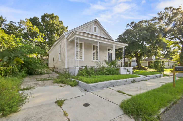 Property Photo:  1319 W Jackson Street  FL 32501 