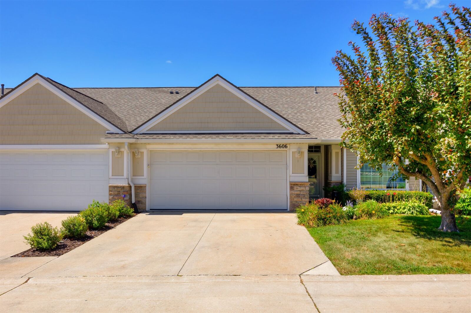 Property Photo: 3606 NE Cottonwood Lane IA 50021