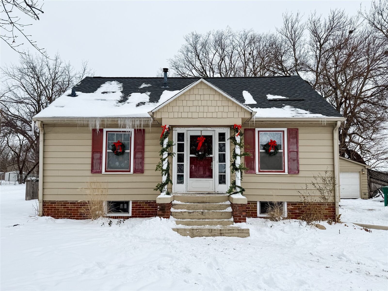 Property Photo: 1250 NE 52nd Avenue IA 50313