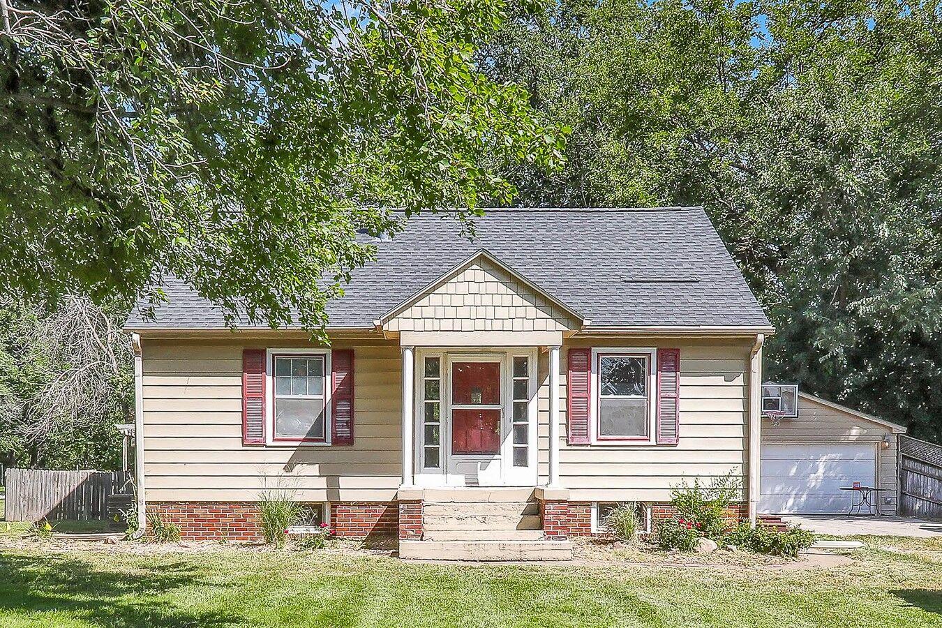 Property Photo:  1250 NE 52nd Avenue  IA 50313 