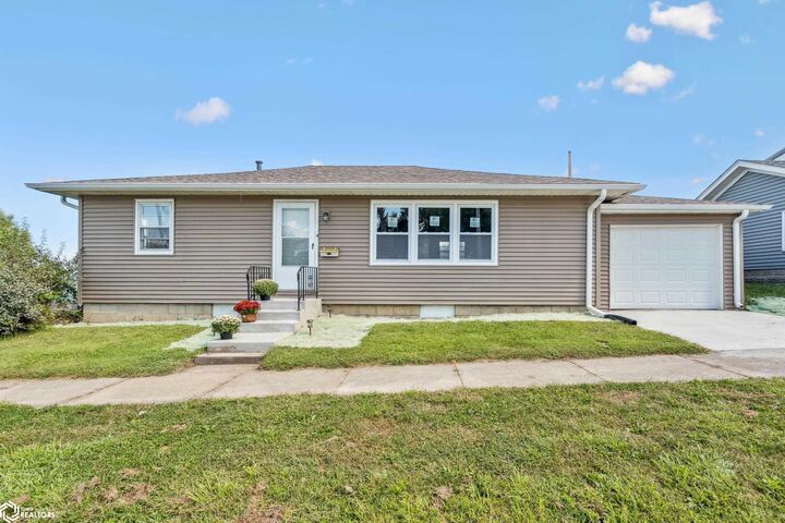 209 N 5th Avenue  Marshalltown IA 50158 photo