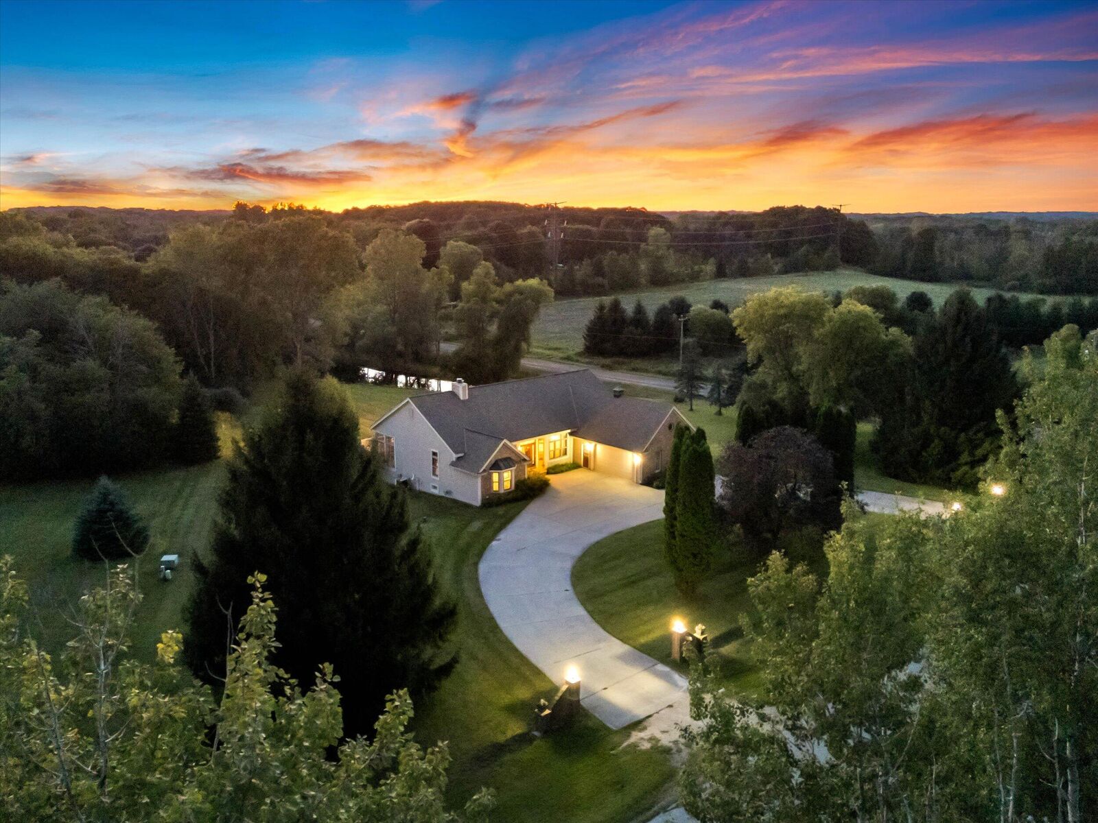 Property Photo: 2075 Parkwood Ct WI 53024