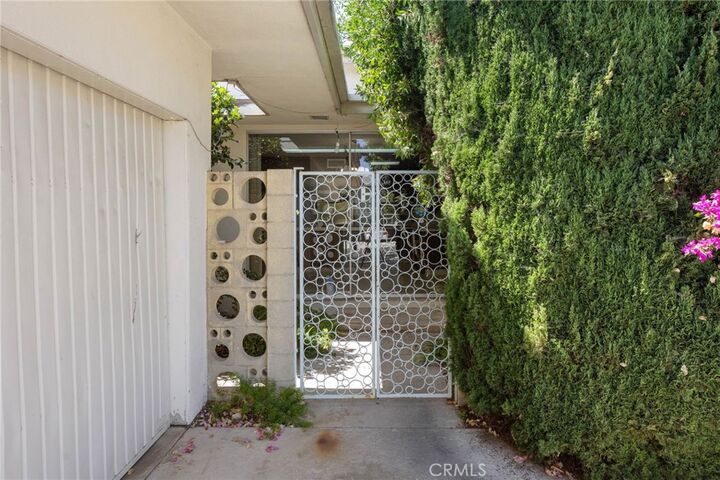 Property Photo: 5611 Bedford Avenue CA 90056