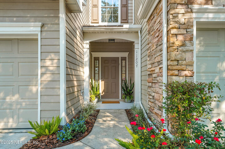 Property Photo: 11207 Castlemain Circle N FL 32256