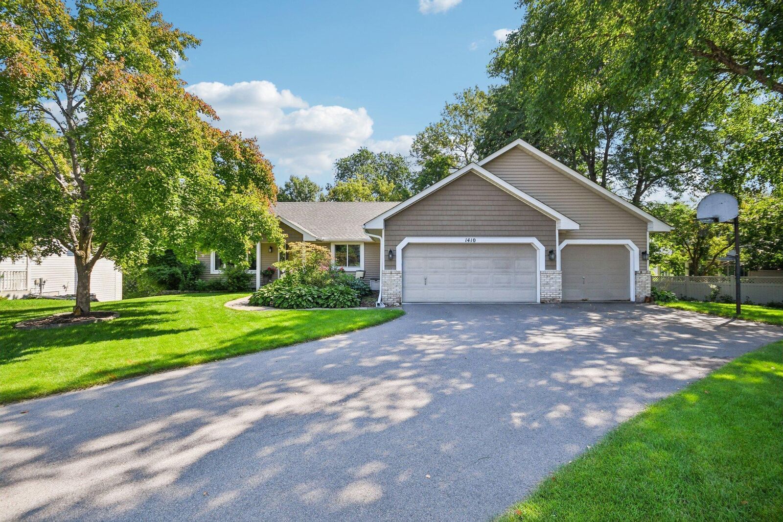 Property Photo: 1410 Appaloosa Trail MN 55122