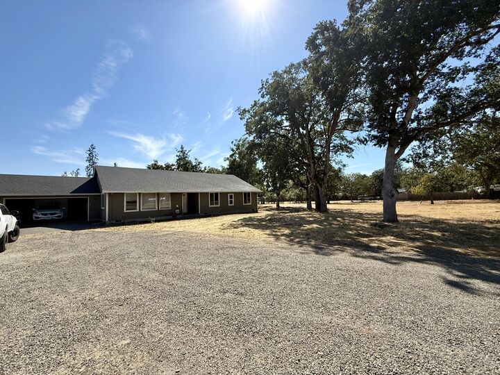 Property Photo:  3659 Highway 234  OR 97503 