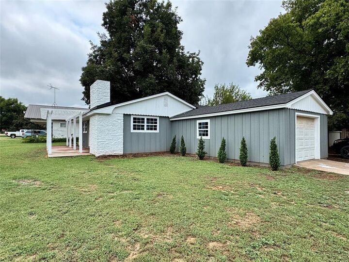Property Photo: 2002 S 20th Street OK 73018
