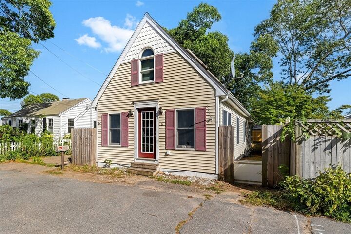 Property Photo:  8 Cottage St  MA 02571 