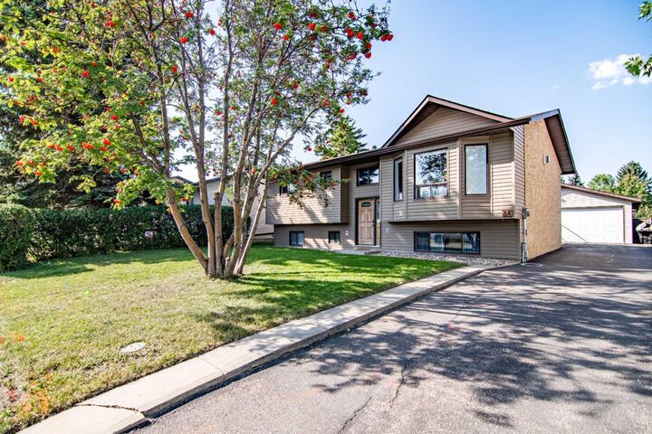 68 Heritage Drive  Lacombe AB T4L 1N8 photo