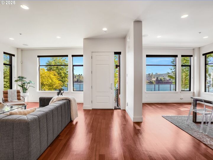 Property Photo: 1714 NW Riverscape St OR 97209