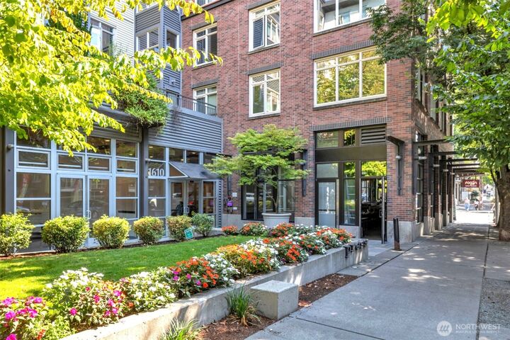 Property Photo: 1610 Belmont Ave 407 WA 98122