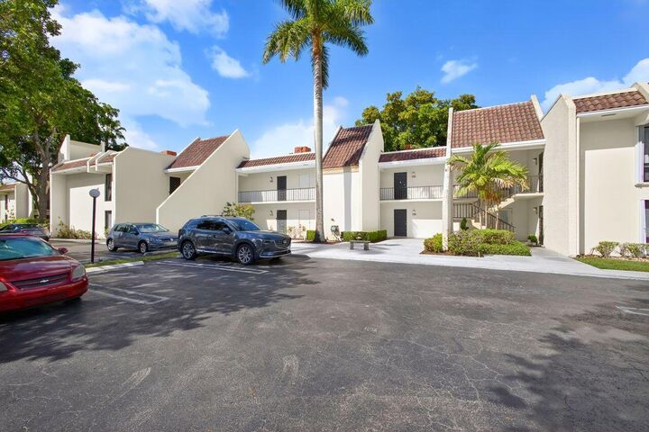 Property Photo: 1731 Presidential Way C-203 FL 33401