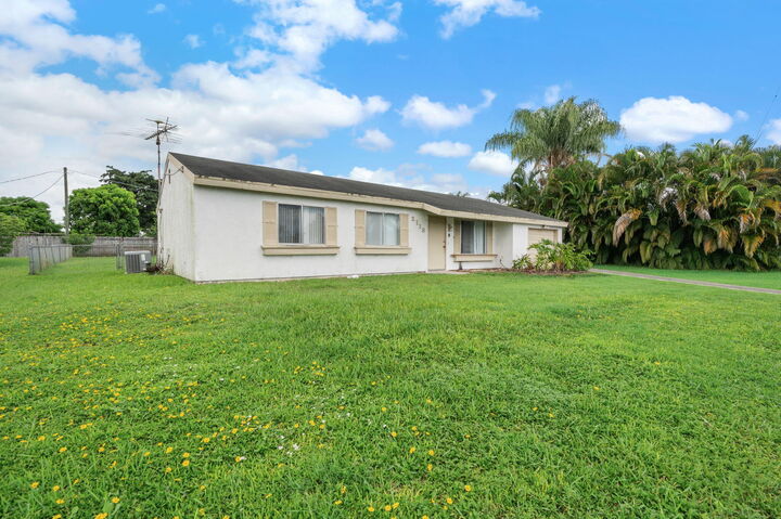 Property Photo: 2118 SW Airoso Boulevard FL 34984