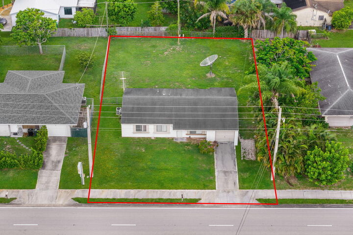 Property Photo: 2118 SW Airoso Boulevard FL 34984