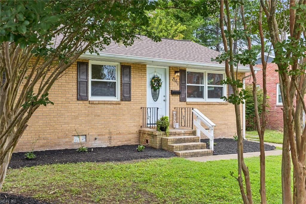 Property Photo:  841 Redheart Dr  VA 23666 