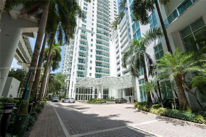 31 SE 5th St 2610  Miami FL 33131 photo
