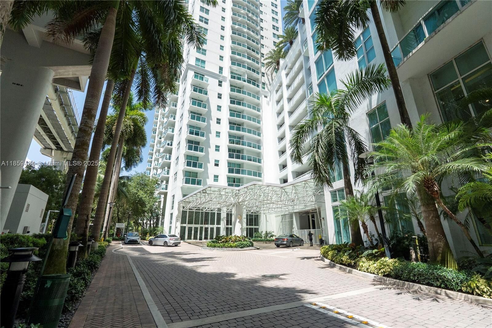 Property Photo: 31 SE 5th St 2610 FL 33131