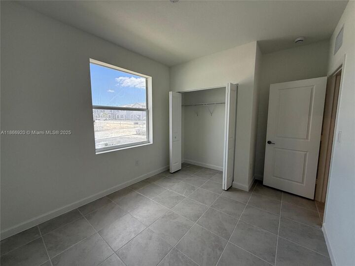 Property Photo: 184 SE 10th Ct 184 FL 33034
