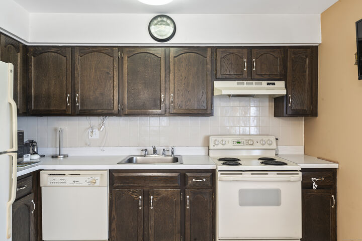 Property Photo:  40 Lindstrom Road 40  CT 06902 