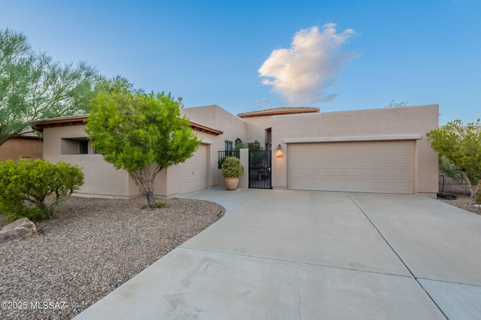 Property Photo:  8075 N Painted Feather Drive  AZ 85743 