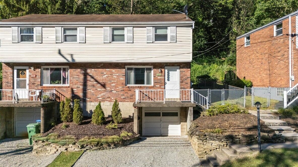 Property Photo:  810 Killarney Dr  PA 15234 