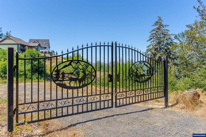 Property Photo: 6332 Lake Pointe Wy OR 97386
