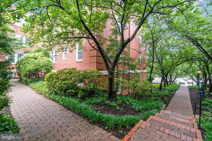 Property Photo: 22 S Old Glebe Road S 304 VA 22204