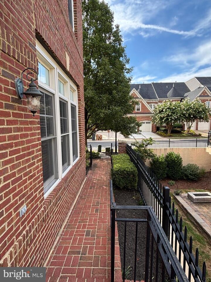 Property Photo:  43702 Burning Sands Terrace  VA 20176 